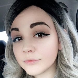 Meet your Posher, Caitlín